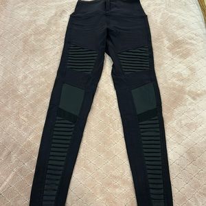 Alo yoga moto leggings in black